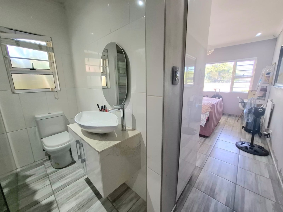 5 Bedroom Property for Sale in Gonubie Eastern Cape